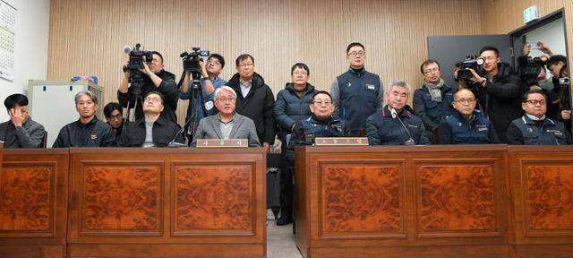 서울 시내버스 파업 이틀째인 14일 서울 영등포구 서울지방노동위원회에서 노사가 참석한 가운데 2차 사후 조정회의가 열리고 있다. 임지훈 인턴기자
