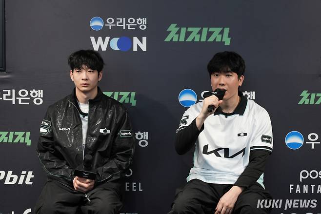 (왼쪽부터) ‘루시드’ 최용혁과 김대호 디플러스 기아 감독과 14일 서울 종로구 치지직 롤파크에 위치한 LCK 아레나에서 열린 브리온와의 ‘2026 LCK컵’ 경기가 끝난 뒤 기자회견에 참석하고 있다. 쿠키뉴스 이미지