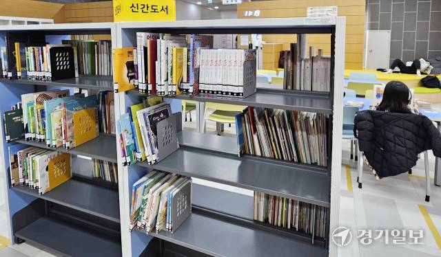 13일 인천 영종하늘도서관. 어린이들이 저마다 자리잡고 책을 읽는 가운데, 책장 한켠이 텅 비어있다. 박기웅기자