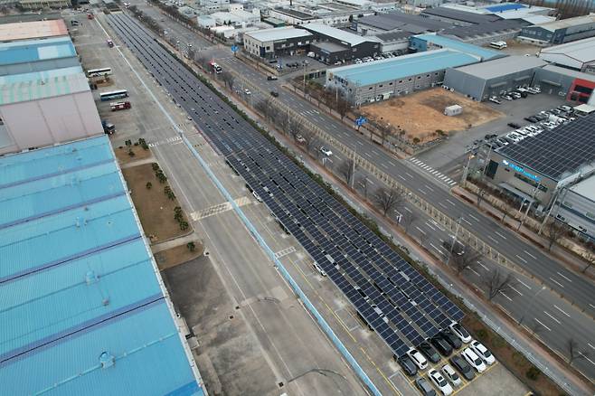 코오롱인더스트리 경북 구미공장에 2.4㎿(메가와트) 규모의 태양광 발전 설비가 구축된 모습./사진제공=코오롱인더스트리