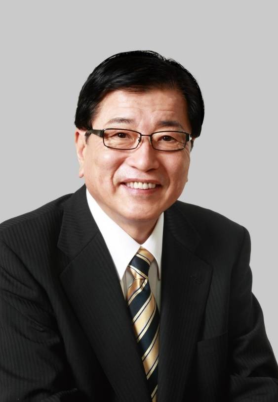 다카이치 사나에 일본 총리의 남편인 야마모토 다쿠 전 중의원은 “파트너가 주목받는 것은 적절치 않다”며 공식 석상에 나서지 않고, 내조에만 전념하고 있다.