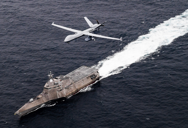 MQ-9B 시가디언과 미 해군 LCS 함정 자료사진. 미 국방부 제공