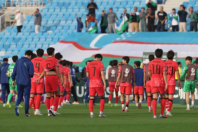 U-23 대표팀 선수들이 사우디아라비아 리야드의 프린스 파이살 빈 파드 스타디움에서 벌어진 우즈베키스탄전에서 0-2로 패한 뒤 허탈해하고 있다. 사진제공│대한축구협회