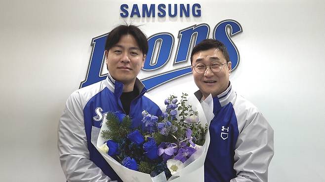 ▲ 강민호(왼쪽)와 이종열 단장 ⓒ삼성 라이온즈