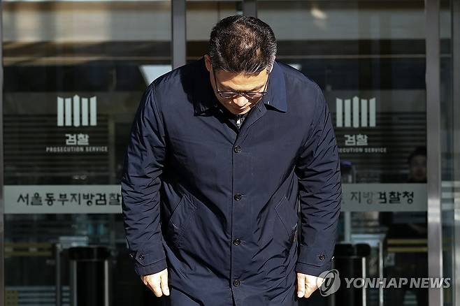 백해룡 경정, 서울동부지검 파견 종료 (서울=연합뉴스) 윤동진 기자 = 서울동부지검에 파견돼 3개월간 '세관 마약수사 은폐 의혹'을 수사한 백해룡 경정이 14일 서울동부지검에서 파견 소회를 밝히기 앞서 인사를 하고 있다. 2026.1.14 mon@yna.co.kr