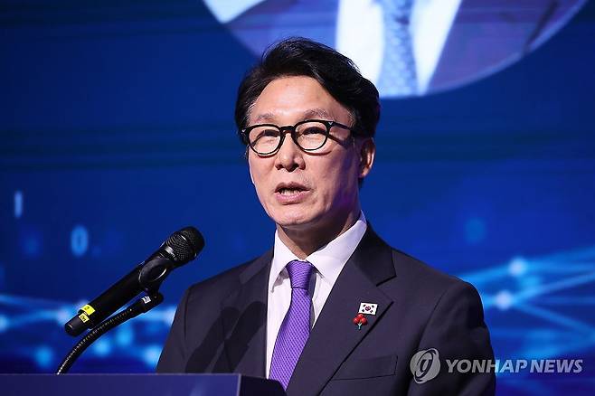 격려사 하는 김민석 국무총리 (서울=연합뉴스) 이정훈 기자 = 김민석 국무총리가 14일 서울 강남구 한국과학기술회관에서 열린 과학기술·정보방송통신인 신년인사회에서 격려사를 하고 있다. 2026.1.14 uwg806@yna.co.kr