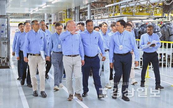 ▲ 정의선 현대차그룹 회장이 현대차 인도 첸나이공장 임직원들과 함께 생산 라인을 점검하고 있다. 현대차 제공