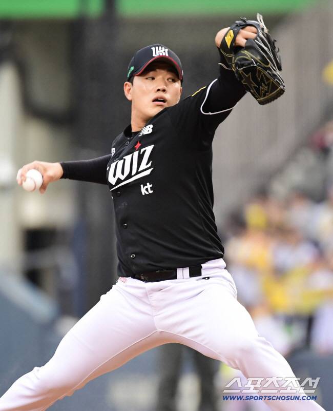6일 잠실야구장에서 열린 LG와 KT의 준PO 2차전. 투구하고 있는 KT 이상동. 잠실=송정헌 기자songs@sportschosun.com/2024.10.06/