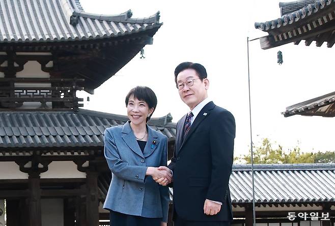 이재명 대통령과 다카이치 사나에 일본 총리가 14일 일본 나라현 사찰 호류지를 방문해 기념 사진을 촬영하고 있다. 2026.1.14 송은석 기자 silverstone@donga.com