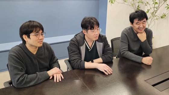 우측부터 하운드13 박정식 대표, 곽노찬 CD, 장윤진 PD