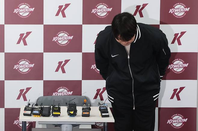 <yonhap photo-4345=""> 인사하는 박병호 코치 (서울=연합뉴스) 서대연 기자 = 박병호 키움 히어로즈 잔류군 선임코치가 15일 서울 구로구 고척스카이돔에서 취재진과 인터뷰에 앞서 인사하고 있다. 2026.1.15 dwise@yna.co.kr/2026-01-15 14:20:12/ <저작권자 ⓒ 1980~2026 ㈜연합뉴스. 무단 전재 재배포 금지, AI 학습 및 활용 금지></yonhap>