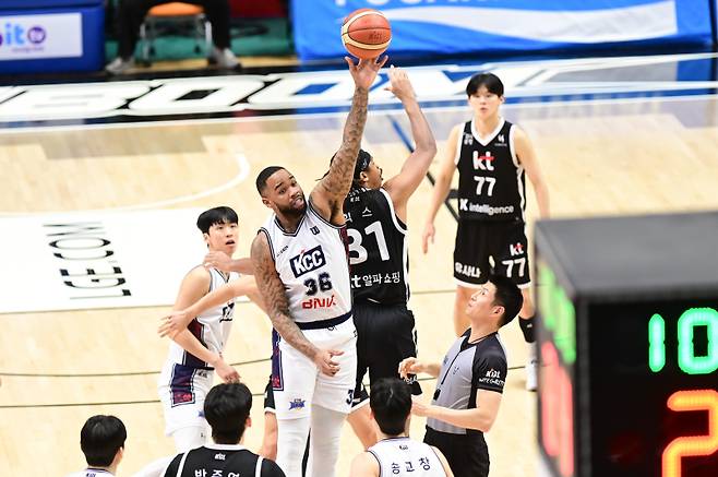 지난 14일 열린 부산 KCC-수원 KT전 모습. KBL 제공