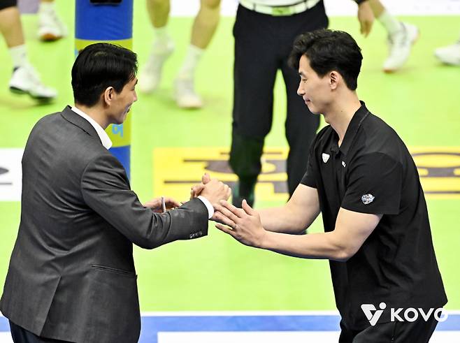 권영민(왼쪽) 한국전력 감독과 박철우 우리카드 감독 대행.