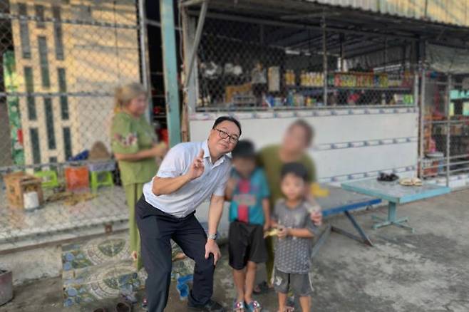 베트남 호찌민 파견 대한민국 영사와 A 군 등 아이들의 모습. 경남경찰청 제공