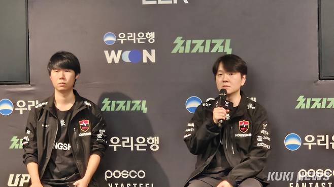 (왼쪽부터) ‘리헨즈’ 손시우와 최인규 농심 레드포스 감독이 15일 서울 종로구 치지직 롤파크에 위치한 LCK 아레나에서 열린 BNK 피어엑스와의 2026 LCK컵 그룹 배틀 경기가 끝난 뒤 기자회견에 참석하고 있다. 송한석 기자