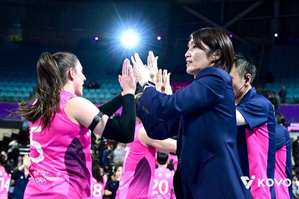 요시하라 토모코 흥국생명 감독이 유연한 선수 운용으로 팀의 완성도를 끌어올리고 있다. KOVO 제공