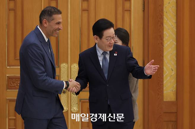이재명 대통령이 15일 청와대에서 칼둔 아부다비 행정청장을 접견하고 있다. 2026.1.15. 청와대사진기자단 김호영기자