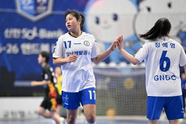 사진 경남개발공사 서아영이 득점 후 정예영과 하이파이브를 하고 있다