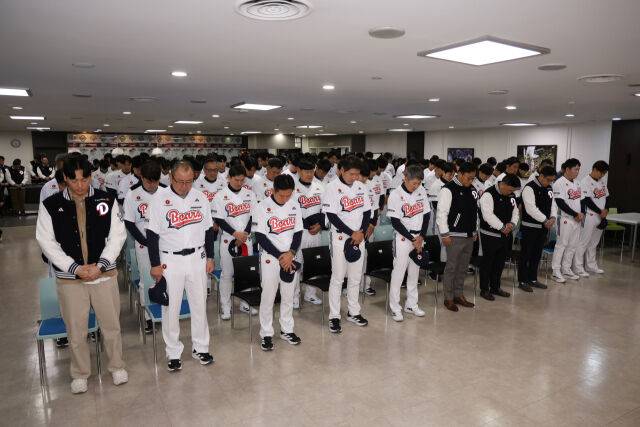 김민재 코치를 위해 묵념하는 두산 베어스 선수단./두산 베어스