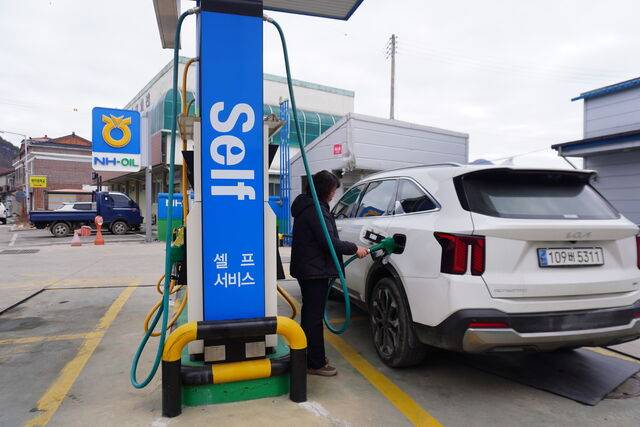 순창군 쌍치면 주민 정옥윤씨가 면 내 유일한 주유소인 농협주유소에서 주유하고 있다. 정씨는 “농협주유소에서는 지역화폐도 기본소득도 쓸 수 없어 답답하다”고 말했다.