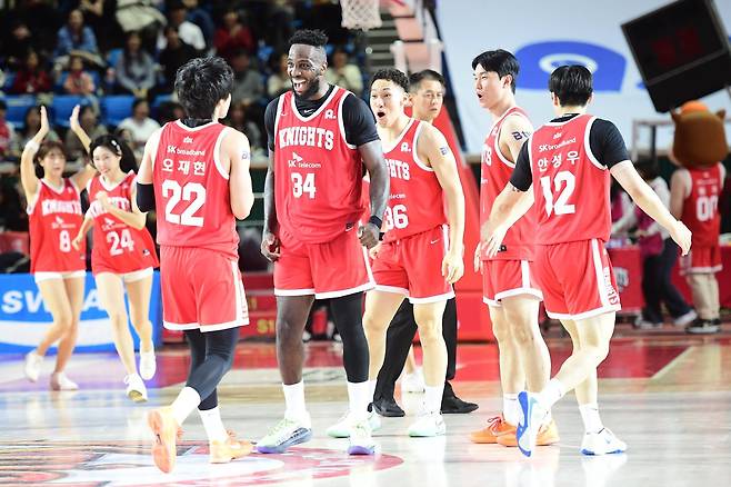 SK 선수들이 15일 잠실학생체육관서 열린 ‘2025~2026 LG전자 프로농구’ 4라운드 LG와 홈경기서 전반전을 49-32로 크게 앞서며 마무리한 뒤 함께 기뻐하고 있다. SK는 이날 89-76으로 이기며 단독 선두 LG에게 시즌 첫 연패를 안겼다. 사진제공|KBL