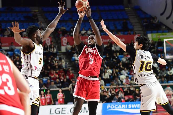 SK 자밀 워니(가운데). 사진제공|KBL