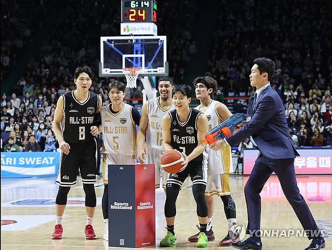 경기중 '오징어게임' (부산=연합뉴스) 강선배 기자 = 19일 부산 사직체육관에서 열린 2024-2025 KCC 프로농구 올스타전에서 깜짝 이벤트로 경기 중 오징어게임이 진행되고 있다. 2025.1.19 sbkang@yna.co.kr