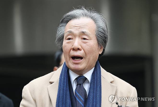 발언하는 정기석 이사장 (서울=연합뉴스) 김성민 기자 = 정기석 국민건강보험공단 이사장이 15일 서울 서초구 서울고등법원에서 주요 담배회사들을 상대로 제기한 대규모 손해배상 청구 소송 2심 패소에 대해 발언하고 있다. 2026.1.15 ksm7976@yna.co.kr