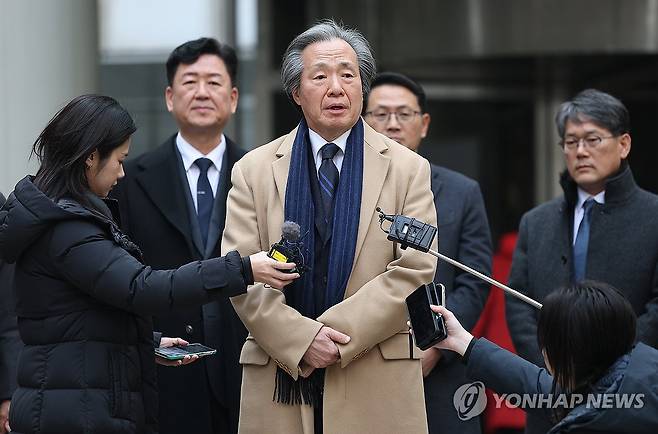 건보공단, 담배소송 항소심 패소 (서울=연합뉴스) 김성민 기자 = 정기석 국민건강보험공단 이사장이 15일 서울 서초구 서울고등법원에서 주요 담배회사들을 상대로 제기한 대규모 손해배상 청구 소송 2심 패소에 대해 발언하고 있다. 2026.1.15 ksm7976@yna.co.kr