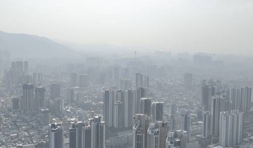 미세먼지와 황사 영향이 겹친 15일 대구 도심이 뿌연 하늘 아래 흐릿한 윤곽을 드러내고 있다. 국립환경과학원 대기질통합예보센터는 17일부터 대구 지역의 미세먼지 영향이 점차 해소될 것으로 내다봤다. 이현덕기자 lhd@yeongnam.com