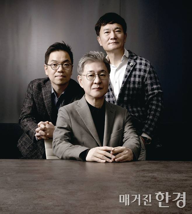 (왼쪽부터 시계방향) 강대권 공동대표, 남두우 공동대표, 이채원 의장