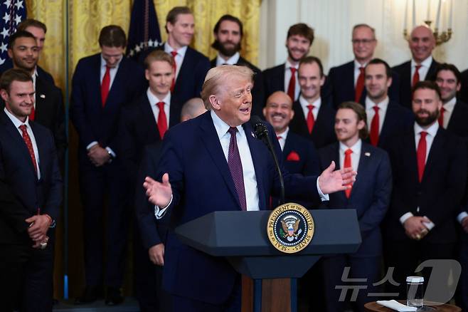 도널드 트럼프 미국 대통령이 15일(현지시간) 미국 워싱턴 D.C. 백악관에서 북미아이스하키리그(NHL) 스탠리컵 우승팀인 플로리다 팬서스를 초청해 축사를 하고 있다. 2026.01.15 ⓒ 로이터=뉴스1 ⓒ News1 최종일 선임기자