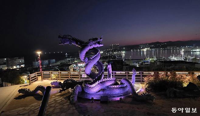 구룡포 일본인 가옥거리의 구룡동상. 아홉 마리의 용이 승천했다는 지명 전설을 형상화했다. 포항=김선미 기자 kimsunmi@donga.com