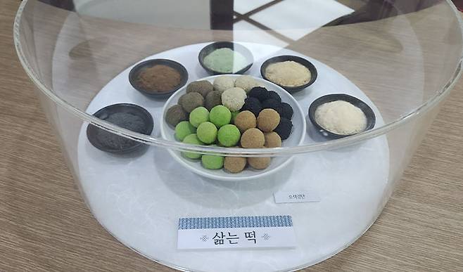 사진 속 오색경단은 '삶는 떡'이다. 똑같이 달고 맛있는 떡인데도, 떡마다 제각기 다른 방식으로 제작된다는 사실에서 특색이 느껴진다.