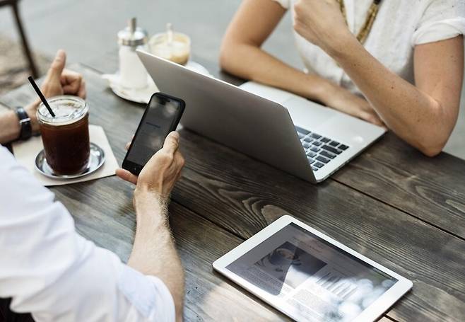 인공지능 시대는 인간을 정의하는 기준도 흔든다. 생각하는 인간 ‘호모 사피엔스’는 이제 질문을 설계하는 인간 ‘호모 프롬프트쿠스’로 변신하고 있다. 픽사베이