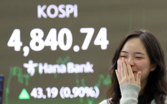 코스피 종가가 사상최고치를 기록한 16일 오후 서울 중구 하나은행 본점 딜링룸 전광판에 증시 종가 시황이 나타나고 있다. 이날 코스피 지수는 전거래일 대비 43.19(0.90%) 포인트 상승한 4840.74로, 코스닥지수는 3.43(0.36%)포인트 상승한 954.59로 장을 마감했다. /사진=뉴스1