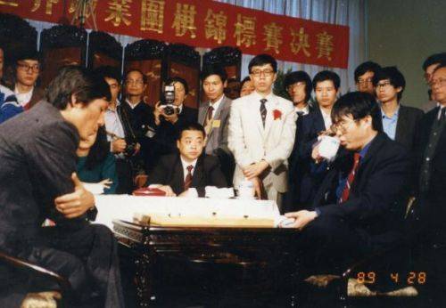 1989년 4월 28일 조훈현(왼쪽) 9단과 녜웨이핑 9단이 제1회 응씨배 세계바둑선수권대회 결승 2국을 펼치는 모습. 한국기원 제공