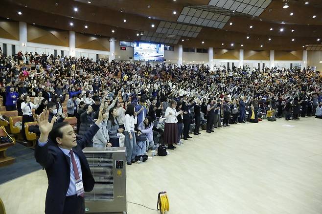 ‘제35차 복음통일 컨퍼런스’가 열린 14일 경기도 파주시 오산리금식기도원에서 이용희 목사와 한국교회 성도들이 강단 앞으로 나와 기도하고 있는 모습. 에스더기도운동 제공