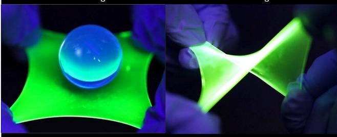 이태우 교수가 개발한 신축성 유기발광다이오드(OLED) 디스플레이. 늘리거나 비틀어도 성능이 유지된다. 네이처