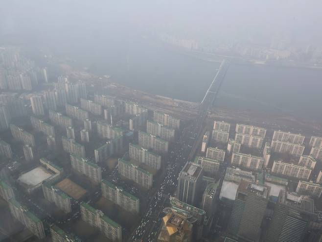 서울 주요 지역을 중심으로 전세가격이 단기간에 최소 수천만원에서 많게는 수억원 이상 오른 거래가 이어지고 있다. 서울 송파구 롯데월드타워에서 바라본 한강변 아파트 단지. <연합>