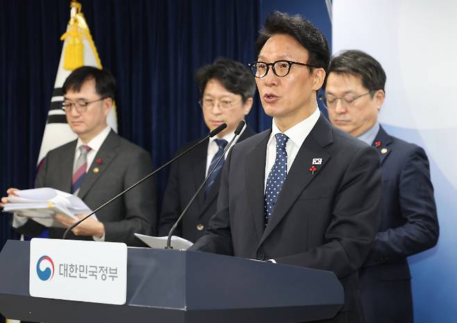 김민석 국무총리가 16일 서울 종로구 정부서울청사에서 행정통합 인센티브와 관련해 브리핑을 하고 있다. 연합뉴스