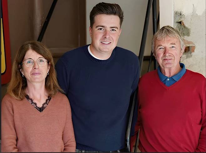 델핀 르부르정, 윌리엄, 스티븐 화이트헤드(왼쪽부터). 홈페이지