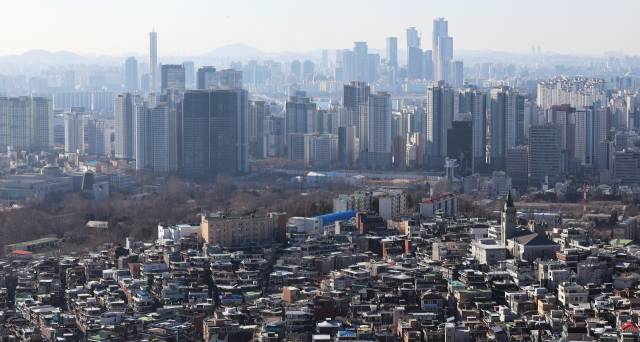 8일 서울 남산 전망대에서 바라본 시내에 아파트가 빼곡히 들어차 있다. 연합뉴스