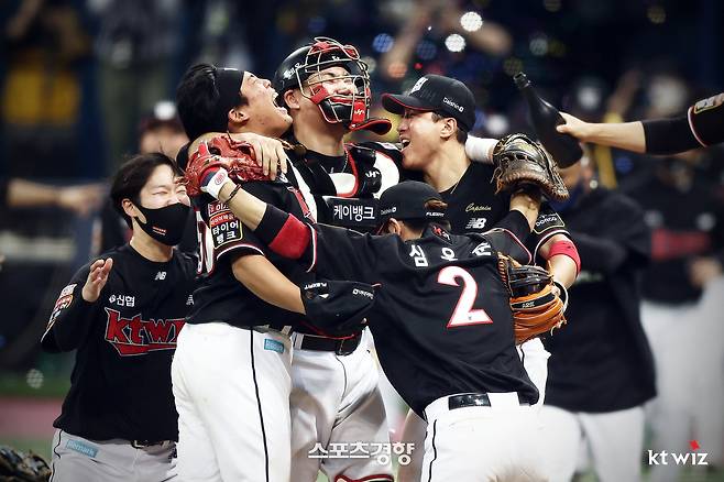 2021년 한국시리즈 우승 당시 KT 포수 장성우(가운데)가 강백호, 황재균, 심우준과 끌어안고 기뻐하고 있다. 모두 현재 KT를 떠났고 장성우는 FA 미계약 상태다. KT 위즈 제공