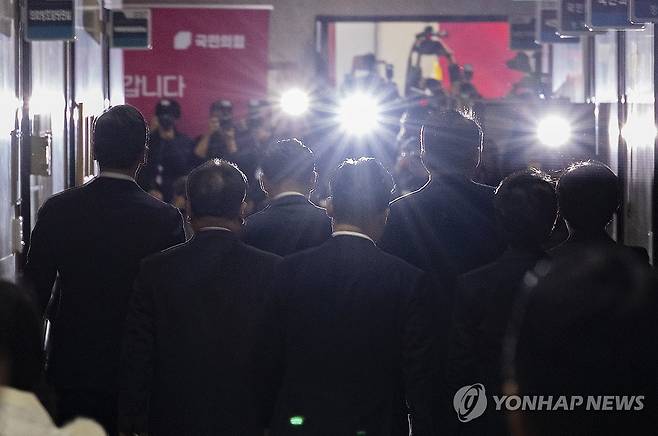 국민의힘 최고위원회의에 몰린 관심 (서울=연합뉴스) 황광모 기자 = 15일 국회에서 열린 국민의힘 최고위원회의 회의장에 장동혁 대표와 최고위원들이 입장하자 취재진의 플래시가 일제히 터지고 있다. 2026.1.15 hkmpooh@yna.co.kr