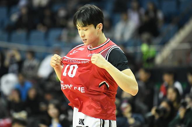 조준희가 17일 서울 잠실실내체육관에서 열린 2025~2026 LG전자 프로농구 올스타전 전야제 덩크슛 콘테스트 예선에서 아반도 유니폼을 입고 덩크를 성공한 후 세리머니를 하고 있다. 사진 | KBL