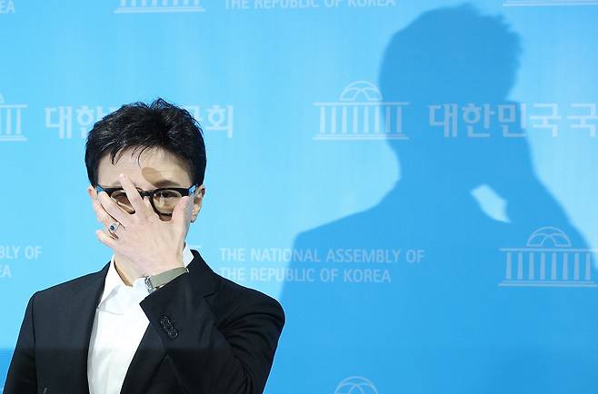 한동훈 전 국민의힘 대표가 14일 서울 여의도 국회 소통관에서 당 윤리위원회가 자신을 제명 결정한 것과 관련해 입장을 밝히는 기자회견 도중 안경을 만지고 있다./뉴스1