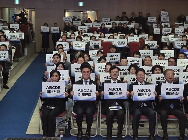 17일 오후 천안 나사렛대에서 열린 책 '도시에 청색을 입히다' 출판기념회에서 (앞줄 왼쪽 2번째부터)최재용 대통령직속 지방시대위원회 위원과 이정문 더불어민주당 충남도당위원장, 이재관 국회의원 등 참석자들이 최 위원의 천안 중장기 발전 전략인 'ABCDE 미래전략'이 쓰인 손팻말을 들어보이고 있다. 박하늘 기자