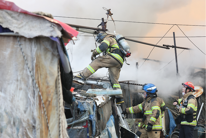16일 서울 강남구 개포동 구룡마을에서 소방관들이 잔불을 진압하고 있다. 연합뉴스