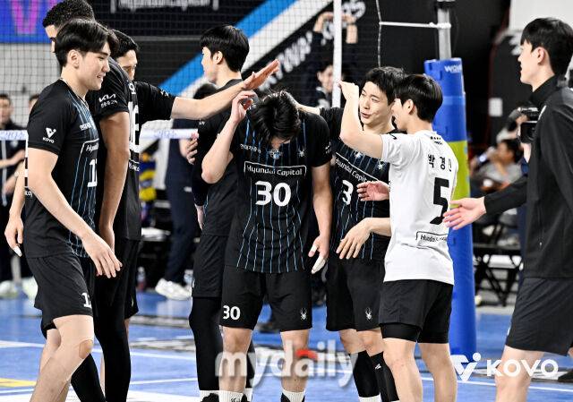 경기가 끝난 뒤 선수들이 트리플크라운을 달성한 신호진을 격려하고 있다. (사진 = KOVO)